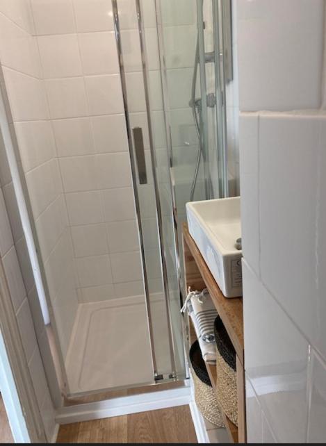 Apartment Le Palais, Avec Cuisine Et Espace Repas Separes, Dans Immeuble Nicois, Port De Nice, Vieux Nice, Place Du Pin Et Garibaldi, Colline Du Chateau, A 2 Minutes De La Promenade Des Nice